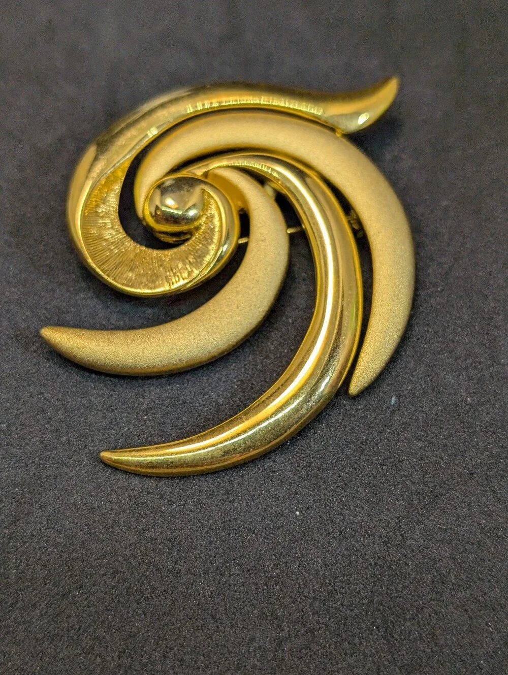 Gold Tone Swirl Brooch